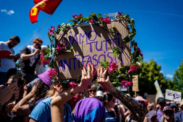 Demonstration against the G7 summit in Geneva on June 14, 2026 Nicolas Liponne MAXPPP Geneve 14 06 2026 A protester holds a sign reading Siamo Tutti Antifascisti during an international demonstration against fascism, capitalism, and imperialism, as part of the mobilization against the G7 counter summit, qui aura lieu à Évian du 15 au 17 juin, à Genève le 14 juin 2026 A protester holds a sign reading Siamo Tutti Antifascisti during an international demonstration against fascism, capitalism, and imperialism, as part of the mobilization for the G7 counter summit, which will take place in Évian from June 15 to 17, in Geneva on June 14, 2026 Geneve Geneve SUISSE  Copyright: xMAXPPPxNicolasxLiponnex NLP202606152278 NLP202606152278
