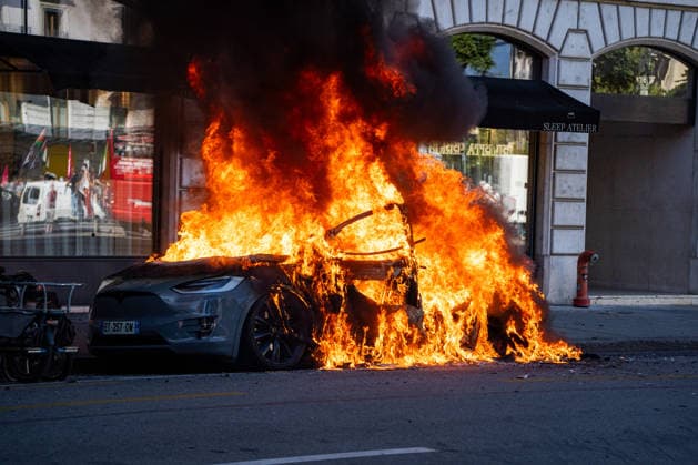 Demonstration against the G7 summit in Geneva on June 14, 2026 Nicolas Liponne MAXPPP Geneve 14 06 2026 A Tesla on fire, set ablaze by members of the Black Bloc during the international demonstration against fascism, capitalism, and imperialism, as part of the mobilization against the G7 summit, qui aura lieu à Évian du 15 au 17 juin, à Genève le 14 juin 2026 A Tesla on fire, set ablaze by members of the Black Bloc during the international demonstration against fascism, capitalism, and imperialism, as part of the protests against the G7 summit, which will take place in Évian from June 15 to 17, in Geneva on June 14, 2026 Geneve Geneve SUISSE  Copyright: xMAXPPPxNicolasxLiponnex NLP202606152298 NLP202606152298