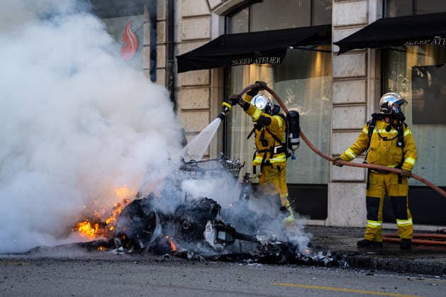 Manifestation contre le sommet du G7 à Genève le 14 juin 2026 Nicolas Liponne MAXPPP Geneve 14 06 2026 Firefighters respond to a Tesla on fire, set ablaze by members of the Black Bloc, during the international demonstration against fascism, capitalism and imperialism, as part of the mobilization against the G7 summit, qui aura lieu à Évian du 15 au 17 juin, à Genève le 14 juin 2026 Firefighters respond to a Tesla on fire, set ablaze by members of the Black Bloc, during the international demonstration against fascism, capitalism, and imperialism, as part of the protests against the G7 summit, which will take place in Évian from June 15 to 17, in Geneva on June 14, 2026 Geneve Geneve SUISSE  Copyright: xMAXPPPxNicolasxLiponnex NLP202606152304 NLP202606152304