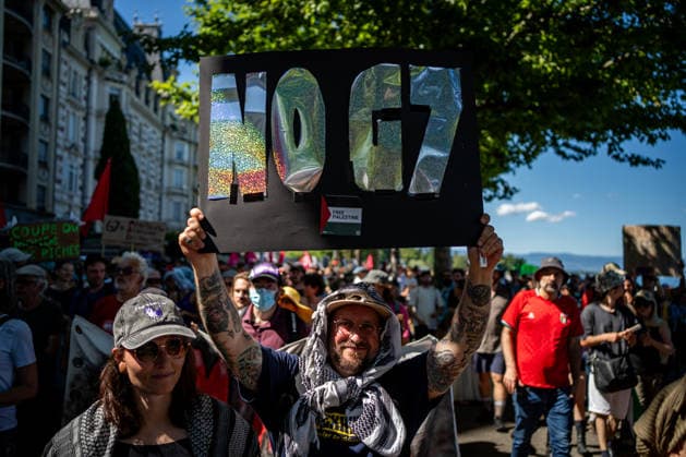 Manifestation contre le sommet du G7 à Genève le 14 juin 2026 Nicolas Liponne MAXPPP Geneve 14 06 2026 A protester holds a sign reading No G7 during an international demonstration against fascism, capitalism, and imperialism, as part of the mobilization of the counter G7 summit, qui aura lieu à Évian du 15 au 17 juin, à Genève le 14 juin 2026 A protester holds a sign reading No G7 during an international demonstration against fascism, capitalism, and imperialism, as part of the mobilization for the G7 counter summit, which will take place in Évian from June 15 to 17, in Geneva on June 14, 2026 Geneve Geneve SUISSE  Copyright: xMAXPPPxNicolasxLiponnex NLP202606152296 NLP202606152296
