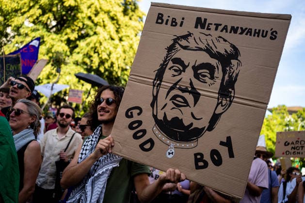 Demonstration against the G7 summit in Geneva on June 14, 2026 Nicolas Liponne MAXPPP Geneve 14 06 2026 A protester holds a sign reading Bibi Netanyahu s good boy, featuring a portrait of Donald Trump wearing a dog collar, during the international demonstration against fascism, capitalism and imperialism, part of the mobilization against the G7 summit, qui aura lieu à Évian du 15 au 17 juin, à Genève le 14 juin 2026 A protester holds a sign reading Bibi Netanyahus good boy, featuring a portrait of Donald Trump wearing a dog collar, during the international demonstration against fascism, capitalism, and imperialism, as part of the mobilization for the G7 counter summit, which will take place in Évian from June 15 to 17, in Geneva on June 14  Copyright: xMAXPPPxNicolasxLiponnex NLP202606152306 NLP202606152306