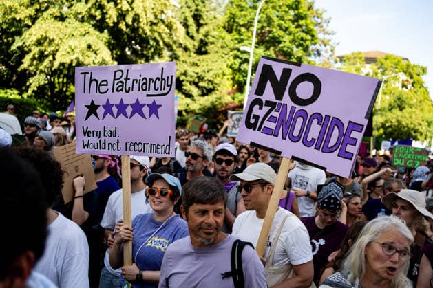 Manifestation contre le sommet du G7 à Genève le 14 juin 2026 Nicolas Liponne MAXPPP Geneve 14 06 2026 Protesters hold signs reading The patriarchy very bad, not recommended, and No genocide during the international demonstration against fascism, capitalism, and imperialism, part of the mobilization against the G7 summit, qui aura lieu à Évian du 15 au 17 juin, à Genève le 14 juin 2026 Protesters hold signs reading The patriarchy very bad, not recommended and No genocide during the international demonstration against fascism, capitalism, and imperialism, as part of the mobilization for the G7 counter summit, which will take place in Évian from June 15 to 17, in Geneva on June 14, 2026 Geneve Geneve SUISSE  Copyright: xMAXPPPxNicolasxLiponnex NLP202606152308 NLP202606152308