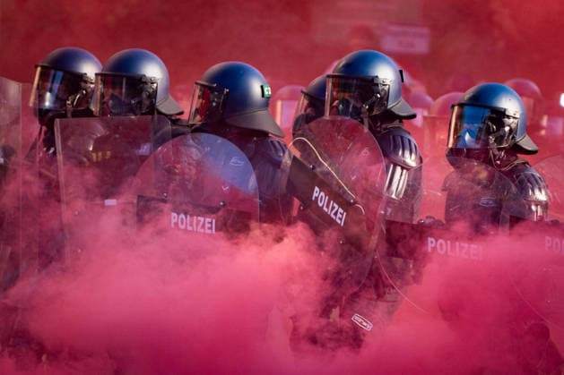 Manifestation contre le sommet du G7 à Genève le 14 juin 2026 Nicolas Liponne MAXPPP Geneve 14 06 2026 Police officers in riot gear during clashes with protesters at the international demonstration against fascism, capitalism, and imperialism, held as part of the mobilization of the counter G7 summit, qui aura lieu à Évian du 15 au 17 juin, à Genève le 14 juin 2026 Police officers in riot gear during clashes with protesters at the international demonstration against fascism, capitalism, and imperialism, held as part of the mobilization for the G7 counter summit, which will take place in Évian from June 15 to 17, in Geneva on June 14, 2026 Geneve Geneve SUISSE  Copyright: xMAXPPPxNicolasxLiponnex NLP202606152332 NLP202606152332