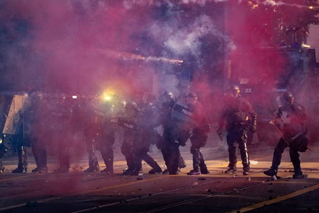 Manifestation contre le sommet du G7 à Genève le 14 juin 2026 Nicolas Liponne MAXPPP Geneve 14 06 2026 Police officers in riot gear during clashes with protesters at the international demonstration against fascism, capitalism, and imperialism, held as part of the mobilization of the counter G7 summit, qui aura lieu à Évian du 15 au 17 juin, à Genève le 14 juin 2026 Police officers in riot gear during clashes with protesters at the international demonstration against fascism, capitalism, and imperialism, held as part of the mobilization for the G7 counter summit, which will take place in Évian from June 15 to 17, in Geneva on June 14, 2026 Geneve Geneve SUISSE  Copyright: xMAXPPPxNicolasxLiponnex NLP202606152335 NLP202606152335