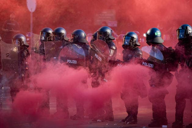 Manifestation contre le sommet du G7 à Genève le 14 juin 2026 Nicolas Liponne MAXPPP Geneve 14 06 2026 Police officers in riot gear during clashes with protesters at the international demonstration against fascism, capitalism, and imperialism, held as part of the mobilization of the counter G7 summit, qui aura lieu à Évian du 15 au 17 juin, à Genève le 14 juin 2026 Police officers in riot gear during clashes with protesters at the international demonstration against fascism, capitalism, and imperialism, held as part of the mobilization for the G7 counter summit, which will take place in Évian from June 15 to 17, in Geneva on June 14, 2026 Geneve Geneve SUISSE  Copyright: xMAXPPPxNicolasxLiponnex NLP202606152348 NLP202606152348