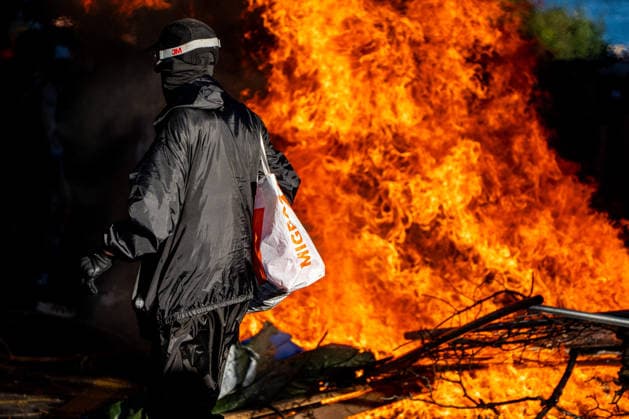 Demonstration against the G7 summit in Geneva on June 14, 2026 Nicolas Liponne MAXPPP Geneve 14 06 2026 Black Bloc protesters set barricades on fire during clashes with police at the international demonstration against fascism, capitalism, and imperialism, part of the mobilization against the G7 summit, qui aura lieu à Évian du 15 au 17 juin, à Genève le 14 juin 2026 Black Bloc protesters set barricades on fire during clashes with police at the international demonstration against fascism, capitalism, and imperialism, held as part of the mobilization for the G7 counter summit, which will take place in Évian from June 15 to 17, in Geneva on June 14, 2026 Geneve Geneve SUISSE  Copyright: xMAXPPPxNicolasxLiponnex NLP202606152352 NLP202606152352