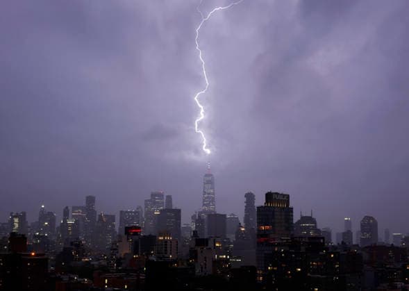 News Bilder des Tages #2 A bolt of lightning hits the spire at the top of One World Trade Center in the Manhattan Skyline as thunderstorms pass through on Sunday, June 14, 2026 in New York City.  NYP20260614103 JOHNxANGELILLO