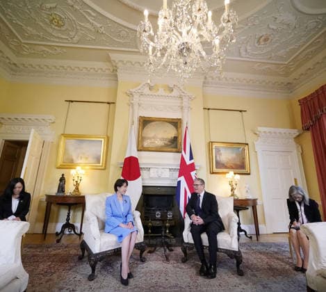 Japan-Britain summit Japanese Prime Minister Sanae Takaichi (L) holds talks with her British counterpart Keir Starmer in London on June 14, 2026. (Pool photo)  A14AA0005618746P