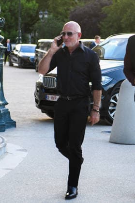 Jeff Bezos Arrives in Paris Jeff Bezos arrives in Paris, France, busy on his phone while wearing sunglasses. Paris, France, June 14, 2026. Photo by Florian Poitout ABACAPRESS.COM Paris Ile-de-France France  Copyright: xPoitoutxFlorian ABACAx