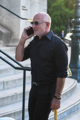 Jeff Bezos Arrives in Paris Jeff Bezos arrives in Paris, France, busy on his phone while wearing sunglasses. Paris, France, June 14, 2026. Photo by Florian Poitout ABACAPRESS.COM Paris Ile-de-France France  Copyright: xPoitoutxFlorian ABACAx