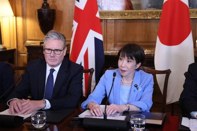 News Bilder des Tages #2 Japan PM Takaichi at roundtable meeting in London Japanese Prime Minister Sanae Takaichi (R) and her British counterpart Keir Starmer attend a business roundtable meeting in Downing Street in London on June 14, 2026. (Pool photo)  A14AA0005618811P