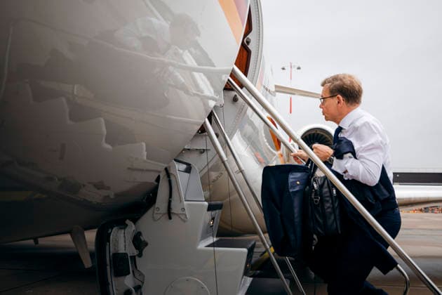 Johann Wadephul (CDU), Bundesaussenminister, aufgenommen beim Betreten einer Global 6000 der Flugbereitschaft der Bundeswehr am Flughafen Hamburg, anlaesslich der Teilnahme am RfAF in Luxemburg. 15.06.2026. Fotografiert im Auftrag des Auswaertigen Amtes (AA) Hamburg Deutschland *** Johann Wadephul CDU , Federal Minister of Foreign Affairs, photographed while boarding a Global 6000 of the Bundeswehr Air Wing at Hamburg Airport, on the occasion of his participation in the RfAF in Luxembourg 15 06 2026 Photographed on behalf of the Foreign Office AA Hamburg Germany Copyright: xFelixxZahnx