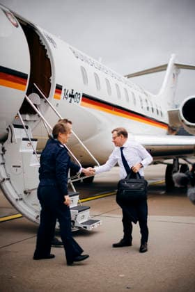 Johann Wadephul (CDU), Bundesaussenminister, aufgenommen beim Betreten einer Global 6000 der Flugbereitschaft der Bundeswehr am Flughafen Hamburg, anlaesslich der Teilnahme am RfAF in Luxemburg. 15.06.2026. Fotografiert im Auftrag des Auswaertigen Amtes (AA) Hamburg Deutschland *** Johann Wadephul CDU , Federal Foreign Minister, photographed while boarding a Global 6000 of the Bundeswehr Air Force at Hamburg Airport, on the occasion of his participation in the RfAF in Luxembourg 15 06 2026 Photographed on behalf of the Federal Foreign Office AA Hamburg Germany Copyright: xFelixxZahnx