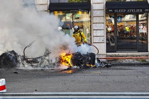 Genf, Schweiz, 14.06.2026: Anti-G7-Protest: Demonstranten protestieren gegen den G7-Gipfel 2026, der im benachbarten Évian-les-Bains, Frankreich, stattfindet. Protestler haben ein Auto in Brand gesetzt. *** Geneva, Switzerland, 14 06 2026 Anti G7 protest Demonstrators protest against the 2026 G7 summit taking place in neighboring Évian les Bains, France Protesters set a car on fire Copyright: xdtsxNachrichtenagenturx dts_122962