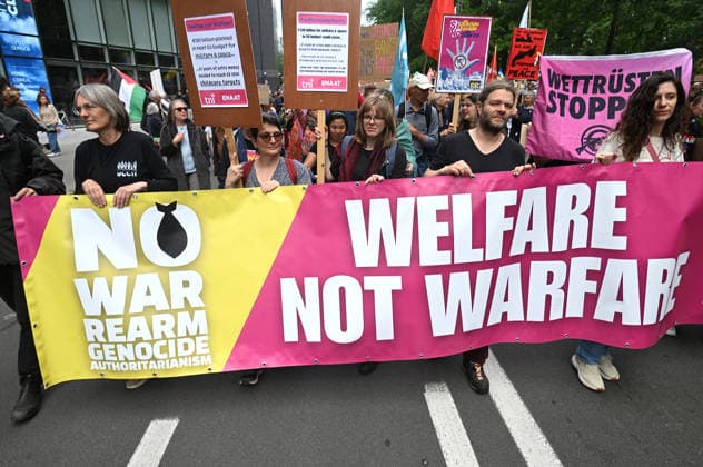 June 14, 2026, Brussels, Belgio, Belgium: European demonstration against rearmament, welfare not warfare, Brussels, June 14, 2026 Brussels Belgium  - ZUMAa289 20260614_zia_a289_006 Copyright: xAleandroxBiagiantix xAgfx