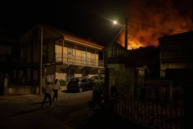 Wildfire prompts Level 2 emergency in Galicia BOBORAS, SPAIN JUNE 14, 2026: An active wildfire burns near Boboras in the northwestern Spanish region of Galicia on June 14, 2026. The regional government of Galicia activated a Level 2 emergency as firefighters continued efforts to contain the blaze amid concerns over its spread. Photo by Brais Lorenzo JNA Press (Photo by Brais Lorenzo JNA Press via Nexpher Images) Boboras
