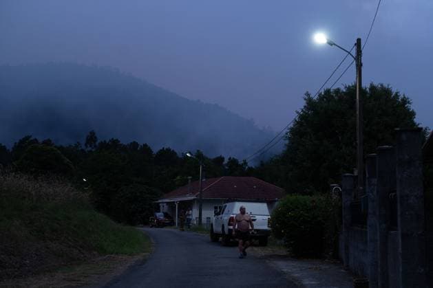 Wildfire prompts Level 2 emergency in Galicia BOBORAS, SPAIN JUNE 14, 2026: An active wildfire burns near Boboras in the northwestern Spanish region of Galicia on June 14, 2026. The regional government of Galicia activated a Level 2 emergency as firefighters continued efforts to contain the blaze amid concerns over its spread. Photo by Brais Lorenzo JNA Press (Photo by Brais Lorenzo JNA Press via Nexpher Images) Boboras