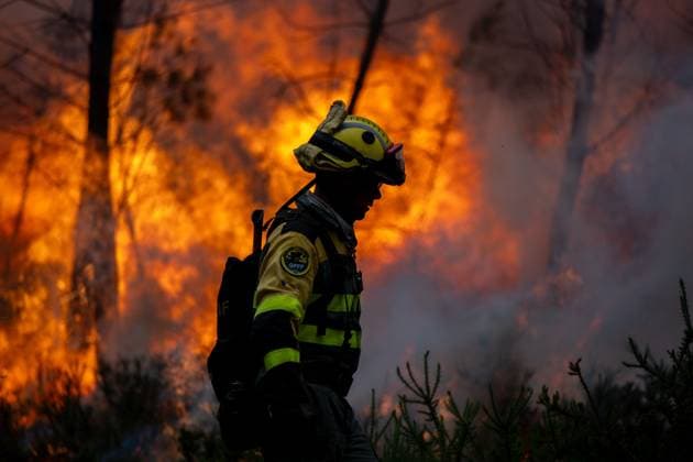 Wildfire prompts Level 2 emergency in Galicia BOBORAS, SPAIN JUNE 14, 2026: An active wildfire burns near Boboras in the northwestern Spanish region of Galicia on June 14, 2026. The regional government of Galicia activated a Level 2 emergency as firefighters continued efforts to contain the blaze amid concerns over its spread. Photo by Brais Lorenzo JNA Press (Photo by Brais Lorenzo JNA Press via Nexpher Images) Boboras
