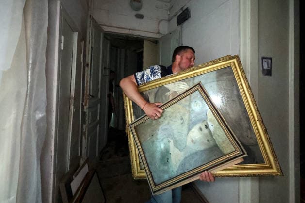 A man carries paintings at the Kharkiv Art Museum, damaged by a Russian drone strike, Kharkiv, Ukraine, June 14, 2026. The Russian army attacked the northeastern city with drones, injuring five people, including a one-month-old baby. On the afternoon of June 14, Russians struck two districts of Kharkiv with drones. (Photo by Viacheslav Madiievskyi Ukrinform) Russians strike Kharkiv Art Museum with drone  Copyright: xViacheslavxMadiievskyix