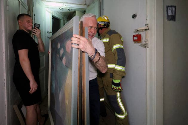 Kharkiv city head Ihor Terekhov (C) joins the effort to rescue paintings at the Kharkiv Art Museum that caught fire due to a Russian drone strike, Kharkiv, Ukraine, June 14, 2026. The Russian army attacked the northeastern city with drones, injuring five people, including a one-month-old baby. On the afternoon of June 14, Russians struck two districts of Kharkiv with drones. (Photo by Viacheslav Madiievskyi Ukrinform) Russians strike Kharkiv Art Museum with drone  Copyright: xViacheslavxMadiievskyix