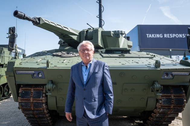 Armin Papperger, Vorsitzender des Vorstands Rheinmetall AG, auf dem Rheinmetall-Messestand vor einem Schützenpanzer Lynx Recce;Rüstungsmesse Eurosatory 2026 in Parc des Expositions de Paris Nord Villepinte, Villepinte Paris France Parc des Expositions de Paris No *** Armin Papperger, Chairman of the Executive Board of Rheinmetall AG, at the Rheinmetall stand in front of a Lynx Recce infantry fighting vehicle Eurosatory 2026 arms fair in Parc des Expositions de Paris Nord Villepinte, Villepinte Paris France Parc des Expositions de Paris No