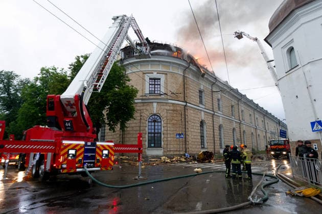 Firefighters work to extinguish a blaze at the Mystetskyi Arsenal National Cultural, Art and Museum Complex, caused by a massive Russian combined attack, Kyiv, Ukraine, June 15, 2026. The Russian army launched a large-scale assault on the Ukrainian capital with missiles and strike drones, killing four people and injuring 28, including children and a pregnant woman. At least 140,000 consumers were left without electricity due to damage to power grids. Residential buildings, the Kyiv Pechersk Lavra, the Mystetskyi Arsenal Museum Complex, the Dovzhenko Film Studio, and the building of the High Anti-Corruption Court sustained damage. (Photo by Kyrylo Chubotin Ukrinform) Massive Russian attack damages Kyiv Pechersk Lavra and Mystetskyi Arsenal i  Copyright: xKirillxChubotinx