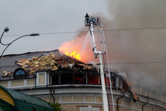 A firefighter uses an aerial platform to extinguish a fire at the Mystetskyi Arsenal National Cultural, Art and Museum Complex, caused by a massive Russian combined attack, Kyiv, Ukraine, June 15, 2026. The Russian army launched a large-scale assault on the Ukrainian capital with missiles and strike drones, killing four people and injuring 28, including children and a pregnant woman. At least 140,000 consumers were left without electricity due to damage to power grids. Residential buildings, the Kyiv Pechersk Lavra, the Mystetskyi Arsenal Museum Complex, the Dovzhenko Film Studio, and the building of the High Anti-Corruption Court sustained damage. (Photo by Kyrylo Chubotin Ukrinform) Massive Russian attack damages Kyiv Pechersk Lavra and M  Copyright: xKirillxChubotinx