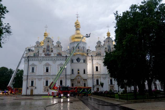 Firefighters employ aerial platforms to extinguish a fire on the roof of the Dormition Cathedral at the Kyiv Pechersk Lavra, caused by a massive Russian combined attack, Kyiv, Ukraine, June 15, 2026. The Russian army launched a large-scale assault on the Ukrainian capital with missiles and strike drones, killing four people and injuring 28, including children and a pregnant woman. At least 140,000 consumers were left without electricity due to damage to power grids. Residential buildings, the Kyiv Pechersk Lavra, the Mystetskyi Arsenal Museum Complex, the Dovzhenko Film Studio, and the building of the High Anti-Corruption Court sustained damage. (Photo by Kyrylo Chubotin Ukrinform) Massive Russian attack damages Kyiv Pechersk Lavra and Myst  Copyright: xKirillxChubotinx