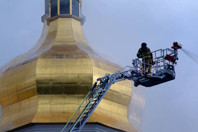A firefighter stands in an aerial platform as he extinguishes a fire on the roof of the Dormition Cathedral at the Kyiv Pechersk Lavra, caused by a massive Russian combined attack, Kyiv, Ukraine, June 15, 2026. The Russian army launched a large-scale assault on the Ukrainian capital with missiles and strike drones, killing four people and injuring 28, including children and a pregnant woman. At least 140,000 consumers were left without electricity due to damage to power grids. Residential buildings, the Kyiv Pechersk Lavra, the Mystetskyi Arsenal Museum Complex, the Dovzhenko Film Studio, and the building of the High Anti-Corruption Court sustained damage. (Photo by Kyrylo Chubotin Ukrinform) Massive Russian attack damages Kyiv Pechersk Lav  Copyright: xKirillxChubotinx