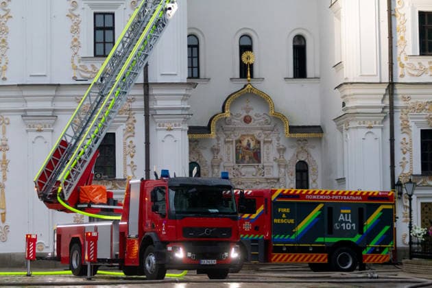 Fire engines are at the Dormition Cathedral at the Kyiv Pechersk Lavra, where a fire is being extinguished after a massive Russian combined attack, Kyiv, Ukraine, June 15, 2026. The Russian army launched a large-scale assault on the Ukrainian capital with missiles and strike drones, killing four people and injuring 28, including children and a pregnant woman. At least 140,000 consumers were left without electricity due to damage to power grids. Residential buildings, the Kyiv Pechersk Lavra, the Mystetskyi Arsenal Museum Complex, the Dovzhenko Film Studio, and the building of the High Anti-Corruption Court sustained damage. (Photo by Kyrylo Chubotin Ukrinform) Massive Russian attack damages Kyiv Pechersk Lavra and Mystetskyi Arsenal in Kyiv  Copyright: xKirillxChubotinx