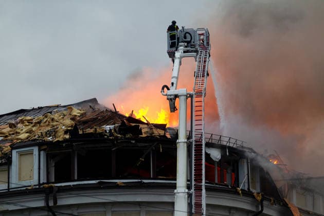 A firefighter uses an aerial platform to extinguish a fire at the Mystetskyi Arsenal National Cultural, Art and Museum Complex, caused by a massive Russian combined attack, Kyiv, Ukraine, June 15, 2026. The Russian army launched a large-scale assault on the Ukrainian capital with missiles and strike drones, killing four people and injuring 28, including children and a pregnant woman. At least 140,000 consumers were left without electricity due to damage to power grids. Residential buildings, the Kyiv Pechersk Lavra, the Mystetskyi Arsenal Museum Complex, the Dovzhenko Film Studio, and the building of the High Anti-Corruption Court sustained damage. (Photo by Kyrylo Chubotin Ukrinform) Massive Russian attack damages Kyiv Pechersk Lavra and M  Copyright: xKirillxChubotinx