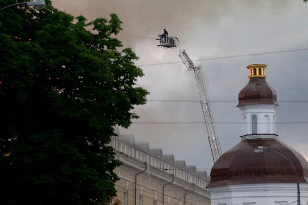 A firefighter uses an aerial platform to extinguish a fire at the Mystetskyi Arsenal National Cultural, Art and Museum Complex, caused by a massive Russian combined attack, Kyiv, Ukraine, June 15, 2026. The Russian army launched a large-scale assault on the Ukrainian capital with missiles and strike drones, killing four people and injuring 28, including children and a pregnant woman. At least 140,000 consumers were left without electricity due to damage to power grids. Residential buildings, the Kyiv Pechersk Lavra, the Mystetskyi Arsenal Museum Complex, the Dovzhenko Film Studio, and the building of the High Anti-Corruption Court sustained damage. (Photo by Kyrylo Chubotin Ukrinform) Massive Russian attack damages Kyiv Pechersk Lavra and M  Copyright: xKirillxChubotinx