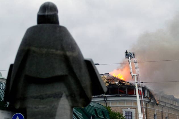 A firefighter uses an aerial platform to extinguish a fire at the Mystetskyi Arsenal National Cultural, Art and Museum Complex, caused by a massive Russian combined attack, Kyiv, Ukraine, June 15, 2026. The Russian army launched a large-scale assault on the Ukrainian capital with missiles and strike drones, killing four people and injuring 28, including children and a pregnant woman. At least 140,000 consumers were left without electricity due to damage to power grids. Residential buildings, the Kyiv Pechersk Lavra, the Mystetskyi Arsenal Museum Complex, the Dovzhenko Film Studio, and the building of the High Anti-Corruption Court sustained damage. (Photo by Kyrylo Chubotin Ukrinform) Massive Russian attack damages Kyiv Pechersk Lavra and M  Copyright: xKirillxChubotinx