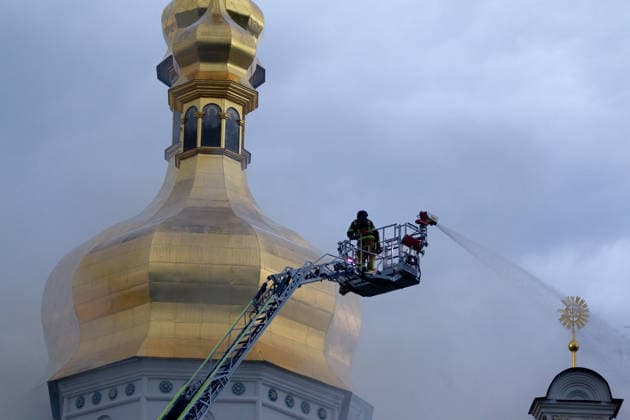A firefighter stands in an aerial platform as he extinguishes a fire on the roof of the Dormition Cathedral at the Kyiv Pechersk Lavra, caused by a massive Russian combined attack, Kyiv, Ukraine, June 15, 2026. The Russian army launched a large-scale assault on the Ukrainian capital with missiles and strike drones, killing four people and injuring 28, including children and a pregnant woman. At least 140,000 consumers were left without electricity due to damage to power grids. Residential buildings, the Kyiv Pechersk Lavra, the Mystetskyi Arsenal Museum Complex, the Dovzhenko Film Studio, and the building of the High Anti-Corruption Court sustained damage. (Photo by Kyrylo Chubotin Ukrinform) Massive Russian attack damages Kyiv Pechersk Lav  Copyright: xKirillxChubotinx