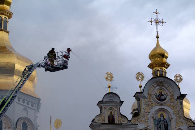 A firefighter stands in an aerial platform as he extinguishes a fire on the roof of the Dormition Cathedral at the Kyiv Pechersk Lavra, caused by a massive Russian combined attack, Kyiv, Ukraine, June 15, 2026. The Russian army launched a large-scale assault on the Ukrainian capital with missiles and strike drones, killing four people and injuring 28, including children and a pregnant woman. At least 140,000 consumers were left without electricity due to damage to power grids. Residential buildings, the Kyiv Pechersk Lavra, the Mystetskyi Arsenal Museum Complex, the Dovzhenko Film Studio, and the building of the High Anti-Corruption Court sustained damage. (Photo by Kyrylo Chubotin Ukrinform) Massive Russian attack damages Kyiv Pechersk Lav  Copyright: xKirillxChubotinx