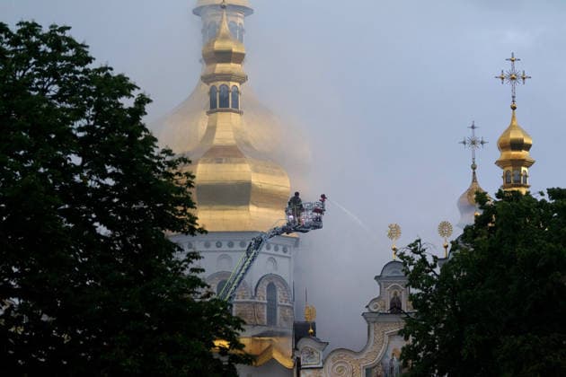 A firefighter stands in an aerial platform as he extinguishes a fire on the roof of the Dormition Cathedral at the Kyiv Pechersk Lavra, caused by a massive Russian combined attack, Kyiv, Ukraine, June 15, 2026. The Russian army launched a large-scale assault on the Ukrainian capital with missiles and strike drones, killing four people and injuring 28, including children and a pregnant woman. At least 140,000 consumers were left without electricity due to damage to power grids. Residential buildings, the Kyiv Pechersk Lavra, the Mystetskyi Arsenal Museum Complex, the Dovzhenko Film Studio, and the building of the High Anti-Corruption Court sustained damage. (Photo by Kyrylo Chubotin Ukrinform) Massive Russian attack damages Kyiv Pechersk Lav  Copyright: xKirillxChubotinx