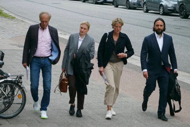 CNTV BLOCK- Gerhard Delling TV Moderator Christina Block Unternehmerin mit ihren Verteidiger Ingo Bott und ihre Verteidigerin Paula Wlodarek kommen wie immer zu Fuss zum Gericht auch am Tag 56 in Hamburg am 15.06.2026 beim Prozess wegen mutmasslicher Kindesentfuehrung im Landgericht Hamburg Strafjustizgebaeude Entfuehrungsfall der Block Kinder Hamburg Deutschland *** CNTV BLOCK Gerhard Delling TV presenter Christina Block entrepreneur with her defense lawyer Ingo Bott and her defense lawyer Paula Wlodarek come to court on foot as always also on day 56 in Hamburg on 15 06 2026 at the trial for alleged child abduction in the Hamburg Regional Court Criminal Justice Building abduction case of the Block children Hamburg Germany