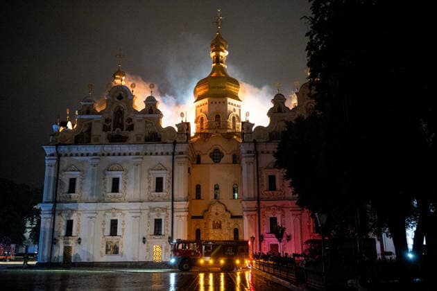 A fire engine is outside the Dormition Cathedral at the Kyiv Pechersk Lavra, where the roof is burning during a massive Russian combined attack, Kyiv, Ukraine, June 15, 2026. The Russian army launched a large-scale assault on the Ukrainian capital with missiles and strike drones, killing four people and injuring 28, including children and a pregnant woman. At least 140,000 consumers were left without electricity due to damage to power grids. Residential buildings, the Kyiv Pechersk Lavra, the Mystetskyi Arsenal Museum Complex, the Dovzhenko Film Studio, and the building of the High Anti-Corruption Court sustained damage. (Photo by Danylo Antoniuk Ukrinform) Massive Russian attack damages Kyiv Pechersk Lavra and Mystetskyi Arsenal in Kyiv  Copyright: xDanyloxAntoniukx