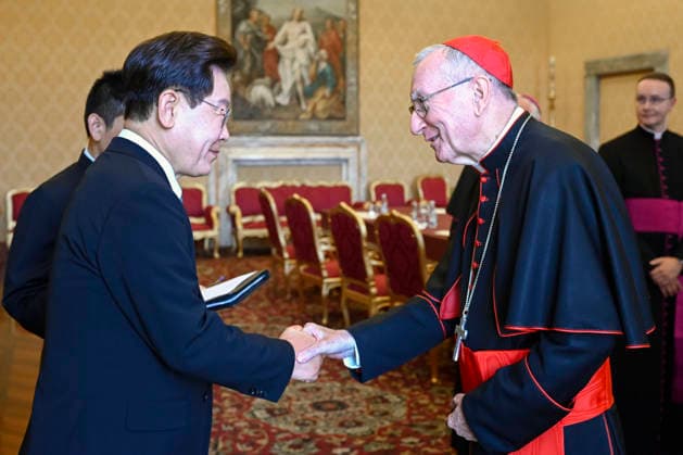 ITALY - POPE LEO XIV RECEIVES SOUTH KOREAN PRESIDENT LEE JAE-MYUNG IN A PRIVATE AUDIENCE IN THE VATICAN - 2026 6 15 Italy, Rome, Vatican, 2026 6 15 .Cardinal Pietro Parolin receives South Korean President Lee Jae-myung in a private audience in the Vatican EDITORIAL USE ONLY - NO BOOKS Copyright: xVATICANxMEDIAx