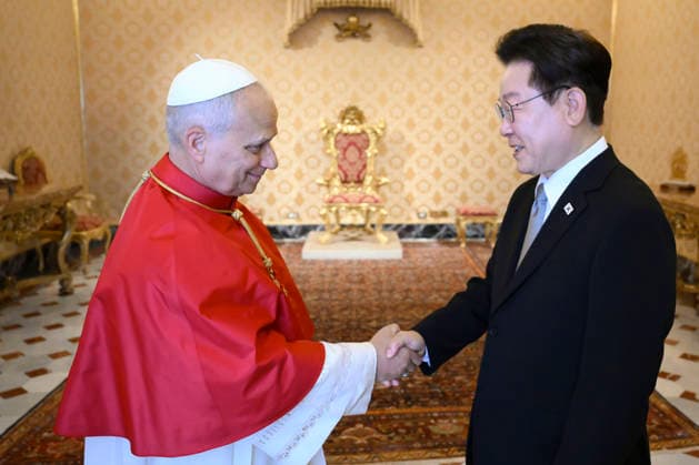 ITALY - POPE LEO XIV RECEIVES SOUTH KOREAN PRESIDENT LEE JAE-MYUNG IN A PRIVATE AUDIENCE IN THE VATICAN - 2026 6 15 Italy, Rome, Vatican, 2026 6 15 .Pope Leo XIV receives South Korean President Lee Jae-myung in a private audience in the Vatican EDITORIAL USE ONLY - NO BOOKS Copyright: xVATICANxMEDIAx