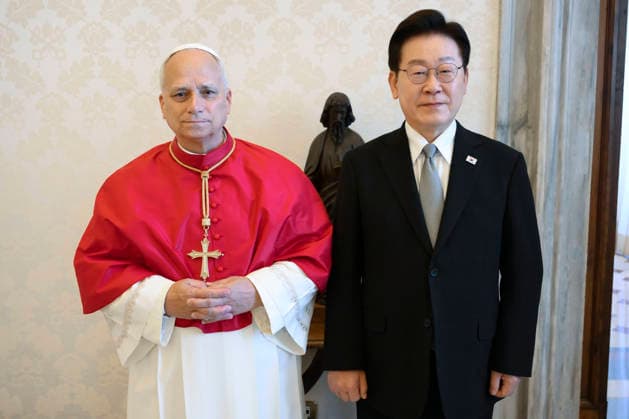 ITALY - POPE LEO XIV RECEIVES SOUTH KOREAN PRESIDENT LEE JAE-MYUNG IN A PRIVATE AUDIENCE IN THE VATICAN - 2026 6 15 Italy, Rome, Vatican, 2026 6 15 .Pope Leo XIV receives South Korean President Lee Jae-myung in a private audience in the Vatican EDITORIAL USE ONLY - NO BOOKS Copyright: xVATICANxMEDIAx