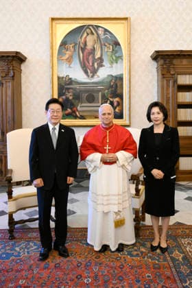 ITALY - POPE LEO XIV RECEIVES SOUTH KOREAN PRESIDENT LEE JAE-MYUNG IN A PRIVATE AUDIENCE IN THE VATICAN - 2026 6 15 Italy, Rome, Vatican, 2026 6 15 .Pope Leo XIV receives South Korean President Lee Jae-myung in a private audience in the Vatican EDITORIAL USE ONLY - NO BOOKS Copyright: xVATICANxMEDIAx