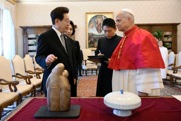 ITALY - POPE LEO XIV RECEIVES SOUTH KOREAN PRESIDENT LEE JAE-MYUNG IN A PRIVATE AUDIENCE IN THE VATICAN - 2026 6 15 Italy, Rome, Vatican, 2026 6 15 .Pope Leo XIV receives South Korean President Lee Jae-myung in a private audience in the Vatican EDITORIAL USE ONLY - NO BOOKS Copyright: xVATICANxMEDIAx