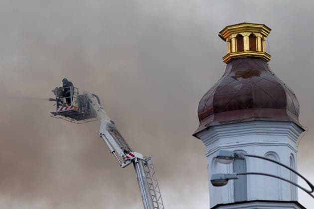 Massive Russian attack damages Kyiv Pechersk Lavra and Mystetskyi Arsenal in Kyiv A firefighter uses an aerial platform to extinguish a fire at the Mystetskyi Arsenal National Cultural, Art and Museum Complex, caused by a massive Russian combined attack, Kyiv, Ukraine, June 15, 2026. The Russian army launched a large-scale assault on the Ukrainian capital with missiles and strike drones, killing four people and injuring 28, including children and a pregnant woman. At least 140,000 consumers were left without electricity due to damage to power grids. Residential buildings, the Kyiv Pechersk Lavra, the Mystetskyi Arsenal Museum Complex, the Dovzhenko Film Studio, and the building of the High Anti-Corruption Court sustained damage., Credit:Kir  Copyright: xKirillxChubotinx xUkrinformx xAvalonx 1110316306