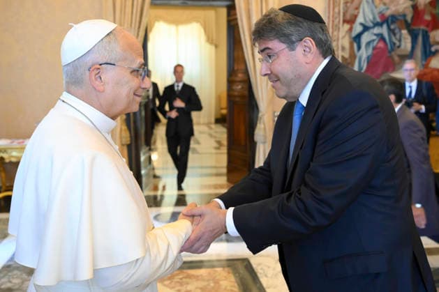 ITALY - POPE LEO XIV RECEIVESDELEGATION FROM THE UNITED JEWISH APPEAL - FEDERATION OF NEW YORK IN A PRIVATE AUDIENCE IN THE VATICAN - 2026 6 15 Italy, Rome, Vatican, 2026 6 15 . Pope Leo XIV receives Delegation from the United Jewish Appeal – Federation of New York in a private audience in the Vatican EDITORIAL USE ONLY - NO BOOKS Copyright: xVATICANxMEDIAx