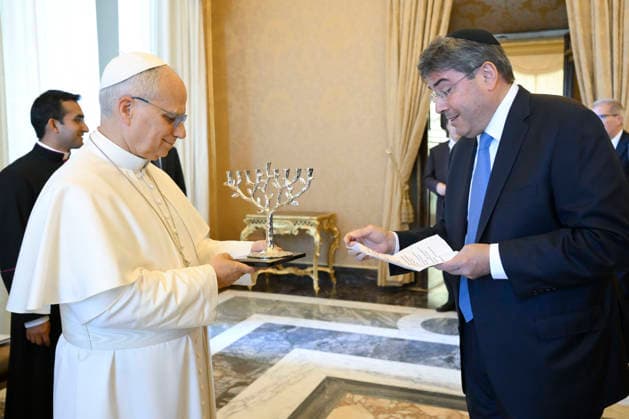ITALY - POPE LEO XIV RECEIVESDELEGATION FROM THE UNITED JEWISH APPEAL - FEDERATION OF NEW YORK IN A PRIVATE AUDIENCE IN THE VATICAN - 2026 6 15 Italy, Rome, Vatican, 2026 6 15 . Pope Leo XIV receives Delegation from the United Jewish Appeal – Federation of New York in a private audience in the Vatican EDITORIAL USE ONLY - NO BOOKS Copyright: xVATICANxMEDIAx