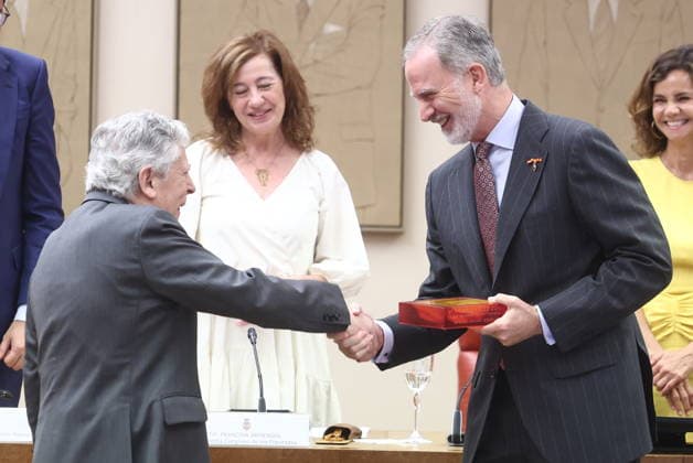 The King presides over the award ceremony of the VI Premio 15 de Junio King Felipe VI presents the award to journalist Miguel Ángel Aguilar i during the award ceremony of the VI Premio 15 de Junio a los Valores Constitucionales, in the Congress of Deputies, June 15, 2026, in Madrid Spain In this edition, the award goes to journalist and writer Miguel Ángel Aguilar in recognition of an exemplary career in defense of freedom of expression and freedom of the press, two fundamental constitutional values which, moreover, represent an essential counterweight for the proper functioning of any democracy June 15, 1977 marks one of the most important moments in Spains recent history, the first democratic elections in which all Spaniards voted freely  Copyright: xEduardoxParrax 7598538
