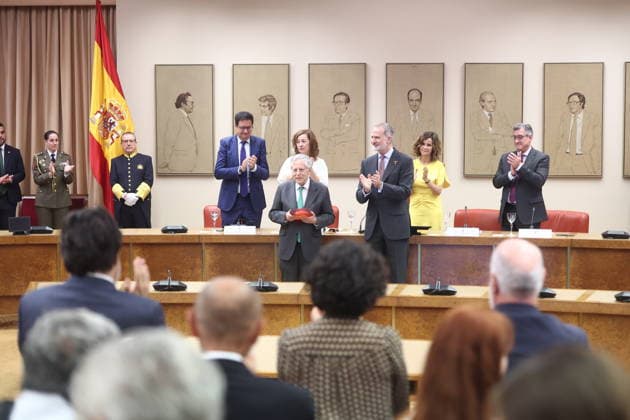 The King presides over the award ceremony of the VI Premio 15 de Junio King Felipe VI presents the award to journalist Miguel Ángel Aguilar i during the award ceremony of the VI Premio 15 de Junio a los Valores Constitucionales, in the Congress of Deputies, June 15, 2026, in Madrid Spain In this edition, the award goes to journalist and writer Miguel Ángel Aguilar in recognition of an exemplary career in defense of freedom of expression and freedom of the press, two fundamental constitutional values which, moreover, represent an essential counterweight for the proper functioning of any democracy June 15, 1977 marks one of the most important moments in Spains recent history, the first democratic elections in which all Spaniards voted freely Copyright: xEduardoxParrax 7598540