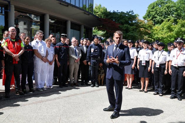 President Emmanuel Macron greets local elected officials and security forces before the start of the G7 summit in Evian on June 15, 2026 Dominique Jacovides Bestimage President Emmanuel Macron greets local elected officials and security forces before the start of the G7 summit in Evian on June 15, 2026 Evian France  Copyright: xDOMINIQUExJACOVIDESx xBESTIMAGExDOMINIQUExJACOVIDESx xBESTIMAGEx
