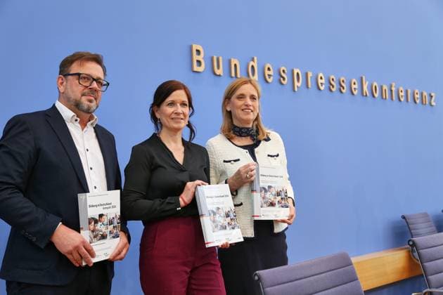 Berlin, Deutschland, 15.06.2026: Bundespressekonferenz: Veröffentlichung des Berichts Bildung in Deutschland 2026 : Kai Maaz, Katharina Günther-Wünsch und Bundesministerin für Bildung, Familie, Senioren, Frauen und Jugend Karin Prien (CDU) *** Berlin, Germany, 15 06 2026 Federal Press Conference Publication of the Education in Germany 2026 report Kai Maaz, Katharina Günther Wünsch and Federal Minister of Education, Family Affairs, Senior Citizens, Women and Youth Karin Prien CDU Copyright: xdtsxNachrichtenagenturx dts_123028